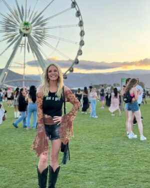 Lauralee Bell Instagram - Coachella 2024🌴🎡❤️
In my #justagirltshirt for the amazing @gwenstefani #nodoubt
#parentpatrol ✌️ #closebyifneeded
Had so much fun with our daughter and her friends and ours❣️🌴