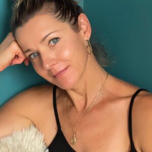 Laure Guibert Instagram - Je ne les quitte plus 🤩@maisondragonofficiel 
#lesbijouxdemonamieanne💕