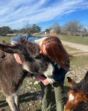 Laurel Holloman Instagram - So I had an amazing Sunday visiting  a new friend’s ranch where she has a non  profit animal rescue .  @dayna.ranchlife  is  a force …. Please follow … more to come.  PLEASE FOLLOW. ❤️❤️❤️