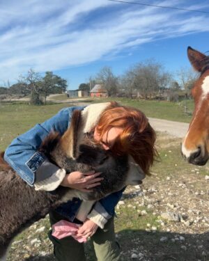 Laurel Holloman Instagram - So I had an amazing Sunday visiting  a new friend’s ranch where she has a non  profit animal rescue .  @dayna.ranchlife  is  a force …. Please follow … more to come.  PLEASE FOLLOW. ❤️❤️❤️