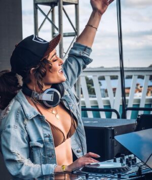 Lauren C. Mayhew Instagram - This past weekend at @hardrocktampa performing as support for @tiesto 🫶🏻🫶🏻🫶🏻
.
.
📸 by @moralpixsmedia 
.
.
#HardRock #HardRockTampa #HardRockCasino #Tiesto #TiestoFans #BestDJs #BestFemaleDJs