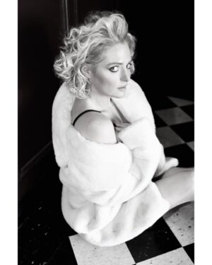 Lauren Ash Instagram - Final set of pics from my @the.baremag shoot! Going FULL Marilyn here and feeling like a starlet! 

Thank you again to @tina_turnbow and @the.baremag for having me! Check out the full spread and article, link in my bio! 

Hair by @tedgibson using @starring 
Makeup by @tina_turnbow using @ogee 
Photos by @tina_turnbow