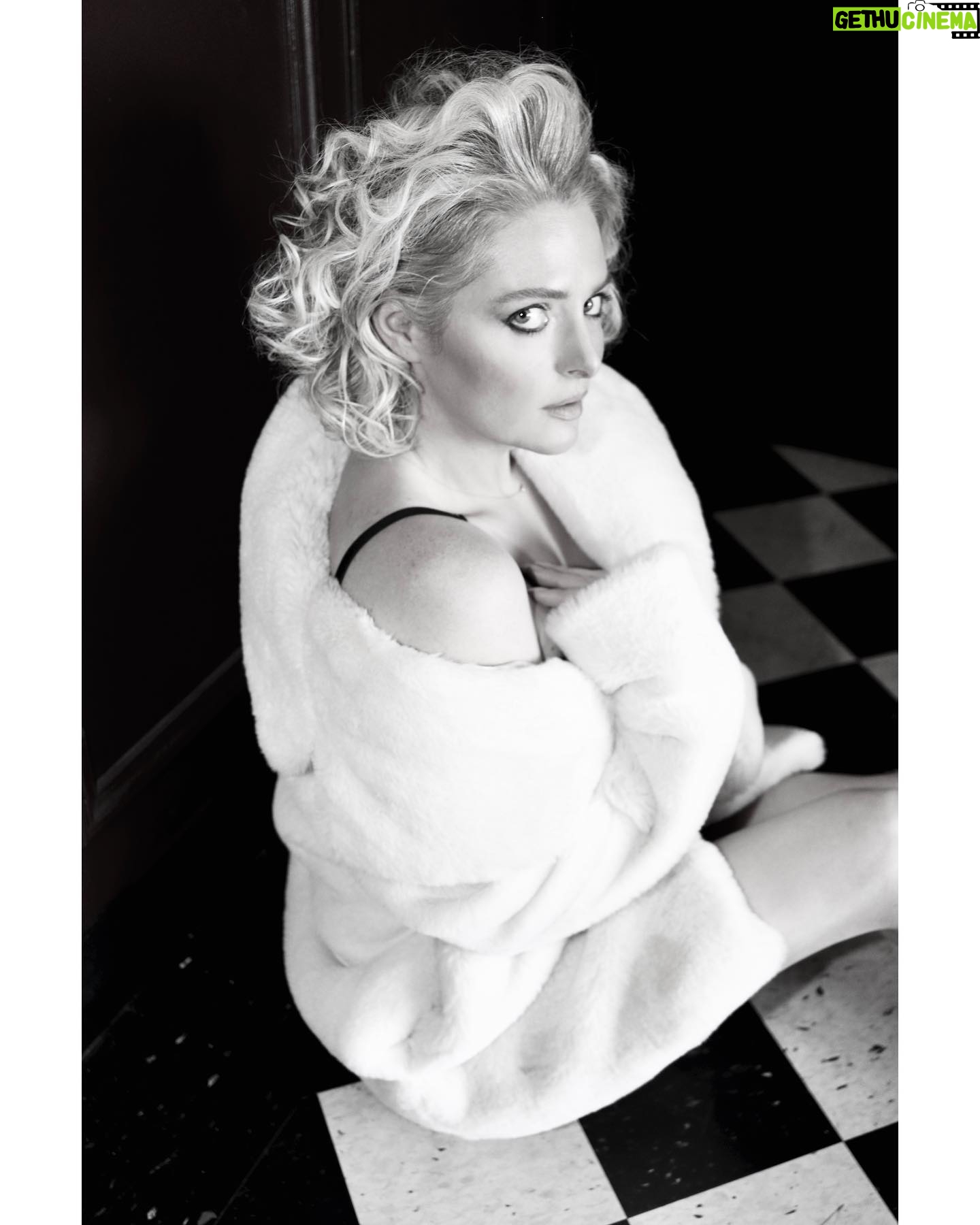 Lauren Ash - 6.5K Likes - Final set of pics from my @the.baremag shoot! Going FULL Marilyn here and feeling like a starlet!
Thank you again to @tina_turnbow and @the.baremag for having me! Check out the full spread and article, link in my bio!
Hair by @tedgibson using @starring
Makeup by @tina_turnbow using @ogee
Photos by @tina_turnbow