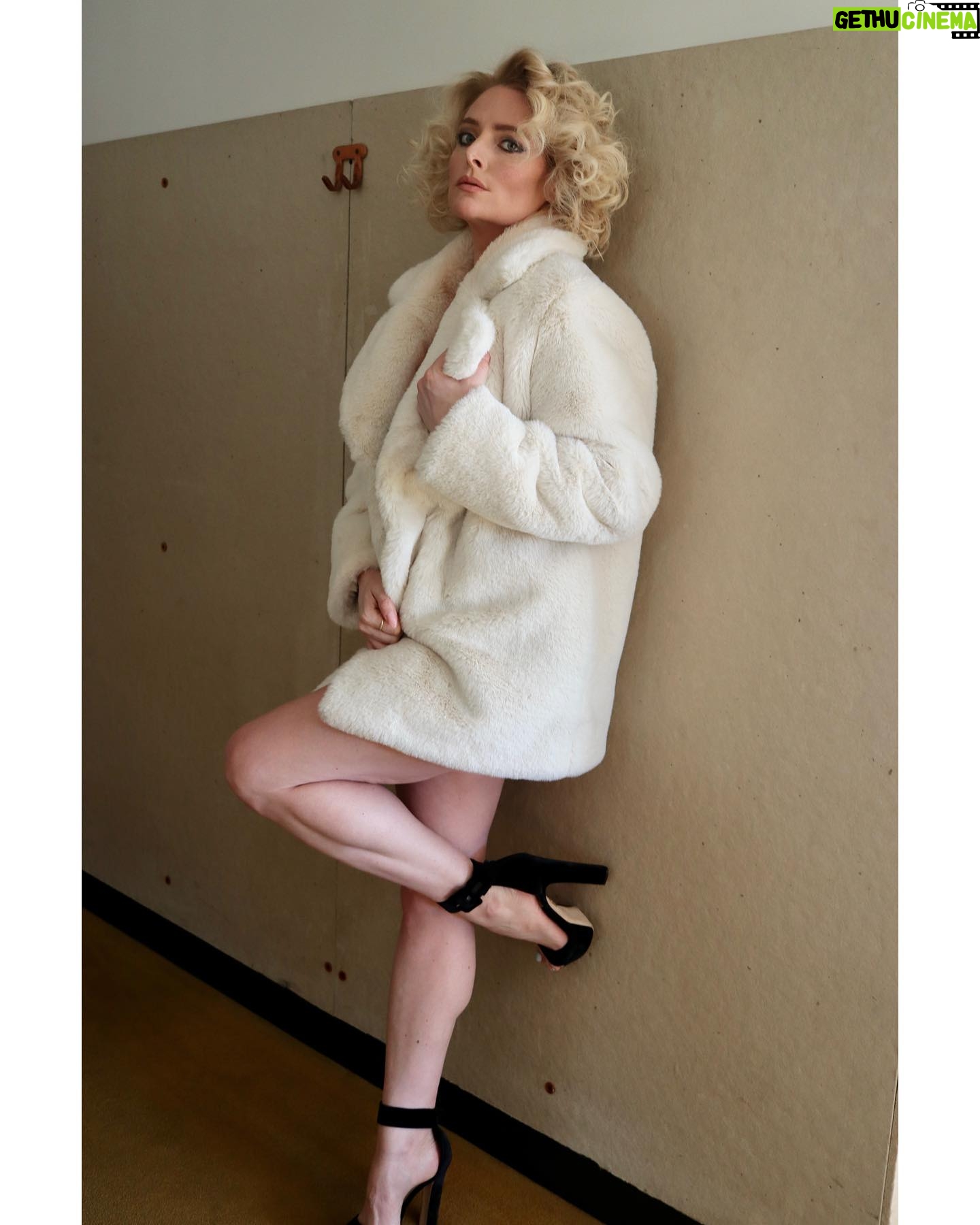 Lauren Ash - 6.5K Likes - Final set of pics from my @the.baremag shoot! Going FULL Marilyn here and feeling like a starlet!
Thank you again to @tina_turnbow and @the.baremag for having me! Check out the full spread and article, link in my bio!
Hair by @tedgibson using @starring
Makeup by @tina_turnbow using @ogee
Photos by @tina_turnbow