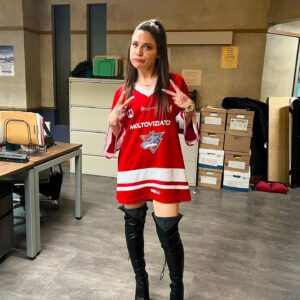 Lauren Collins Instagram - When @cameronpicstv asked if I’d be interested in coming out to play @jonathanmalen’s girlfriend on the new season of #PrettyHardCases, I knew it would be one of my greatest acting challenges to date 😂 Meet Yolanda “Yoyo” Pesci 💅 Special shout out to @lifeofmanek & @kimprimeau for bringing this unbelievable lewk to life. And of course to the hilarious @meredithmacneill & @acmoore9!! Catch it tonight on @cbc and @cbcgem at 9pm!! 💅