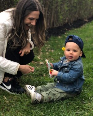 Lauren Collins Instagram - S-N-A-C-K-S! So I’ve become the parent who spells out the words she doesn’t want her kid to hear 🤪. Charlie loves to eat but coming up with meal & snack ideas is A LOT. That’s why I was so excited to discover @lovechildorganics last year. Their pouches, puffs and bars have become staples in our house. And I can actually feel good about giving them to Charlie because their products are:

✨certified organic & made without GMOs
✨free of added salt and sugar 
✨NUT FREE (this mama has a 🥜allergy)
✨DELICIOUS... just ask @jonathanmalen who eats all of Charlie’s oaty chomps!
✨a 🇨🇦 small business!

Good news for all of you! With code LAURENCOLLINS you can get 20% off your purchase on their website (link in bio!). Ordering directly from Love Child really helps small businesses during these uncertain times. I hope you’ll check them out and that @lovechildorganics makes your life juuuust a little bit easier. Because isn’t that what we all need right now? 

#snacks #lovechildorganics #ad