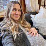 Lauren Collins Instagram – New Year, New Look, New Baby 👶🏼🥰🙊 Coming Spring ‘23!!! #hunintheoven