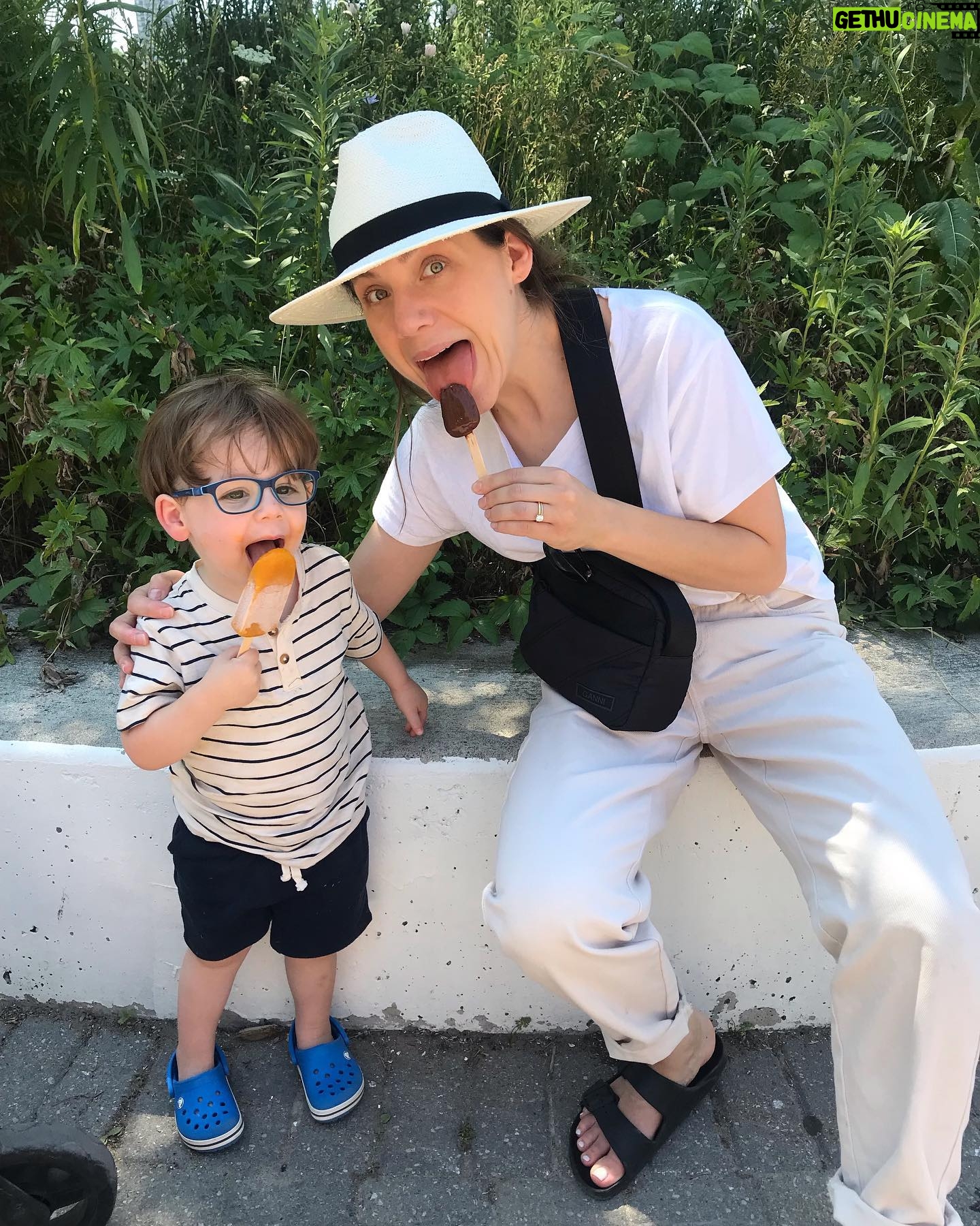 Lauren Collins Instagram - Foraging for popsicles with my best friend π₯¬πΏπ