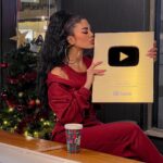 Lauren Cruz Instagram – Je suis tellement heureuse, j’ai reçu mon trophée des 1 Million sur YouTube. Depuis cet été je l’attendais, je suis contente de vous partager ça les besties. J’arrive pas à y croire, quand j’ai commencé ma chaîne jamais j’avais pensé un jour avoir autant de personnes. C’est incroyable ! merci de tout mon coeur aux personnes qui me suivent depuis mes débuts et aux nouvelles ! En route vers les 2M ! ❤️❤️ love