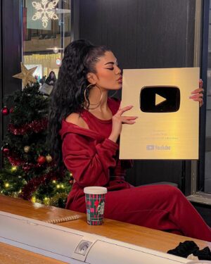 Lauren Cruz Instagram - Je suis tellement heureuse, j’ai reçu mon trophée des 1 Million sur YouTube. Depuis cet été je l’attendais, je suis contente de vous partager ça les besties. J’arrive pas à y croire, quand j’ai commencé ma chaîne jamais j’avais pensé un jour avoir autant de personnes. C’est incroyable ! merci de tout mon coeur aux personnes qui me suivent depuis mes débuts et aux nouvelles ! En route vers les 2M ! ❤️❤️ love