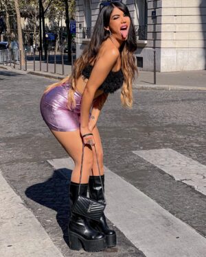 Lauren Cruz Instagram - Vous avez un/ une pote qui reste jamais sérieux lgtpms ? Moi j’arrive pas 🤣 même pour des photos je suis obligée de faire nimp 🤣 photo retouchée