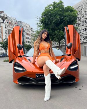 Lauren Cruz Instagram - Quelle est votre voiture de rêve ? 😍