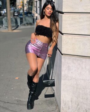 Lauren Cruz Instagram - Vous avez un/ une pote qui reste jamais sérieux lgtpms ? Moi j’arrive pas 🤣 même pour des photos je suis obligée de faire nimp 🤣 photo retouchée