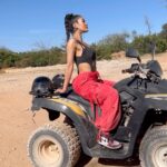 Lauren Cruz Instagram – J’aime trop tout ce qui roule 😏