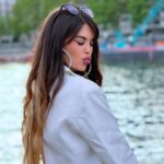 Lauren Cruz Instagram - Vous préférez laquelle ? Moi la 2 🤣 photo retouchée couleur