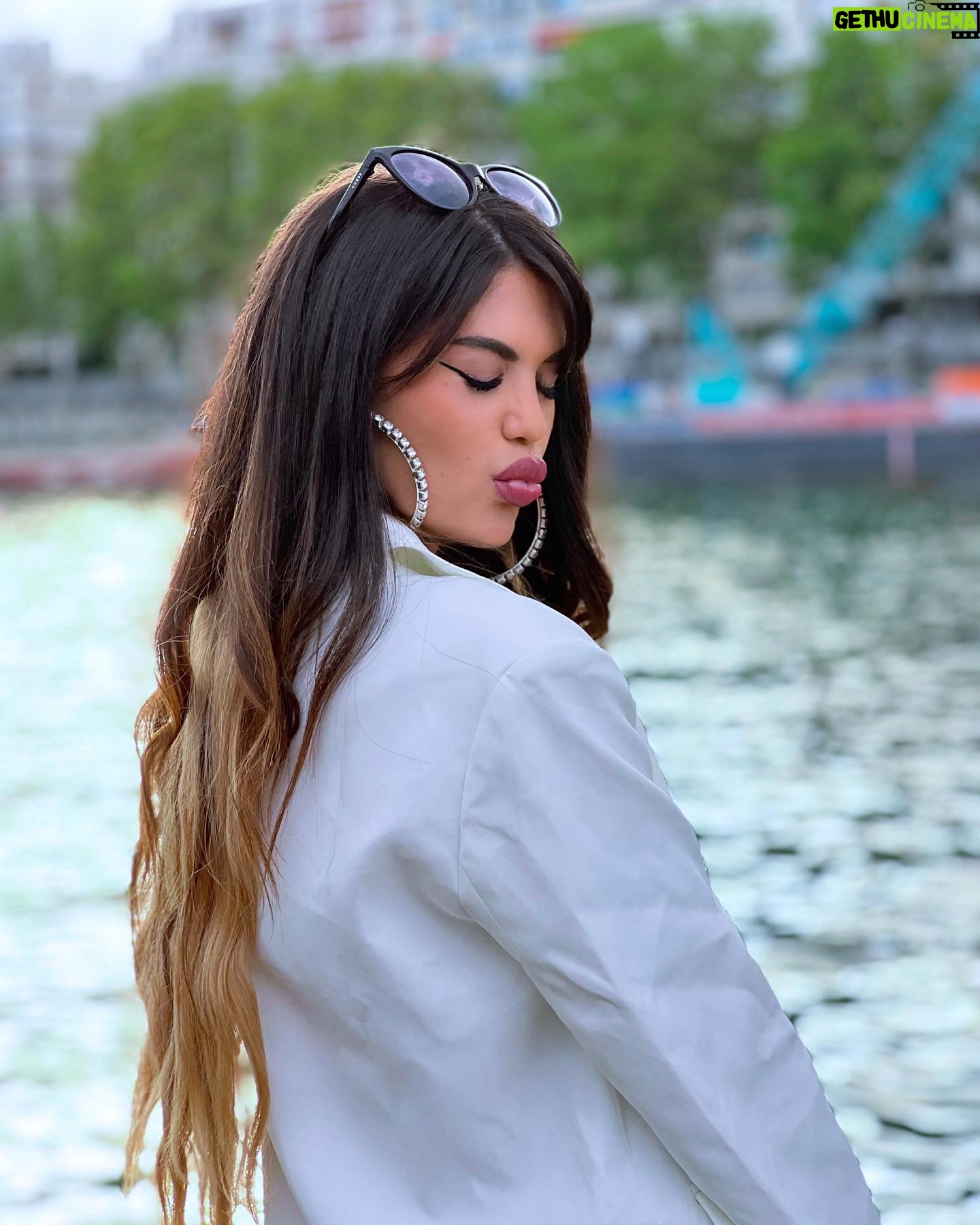 Lauren Cruz Instagram - Vous préférez laquelle ? Moi la 2 🤣 photo retouchée couleur