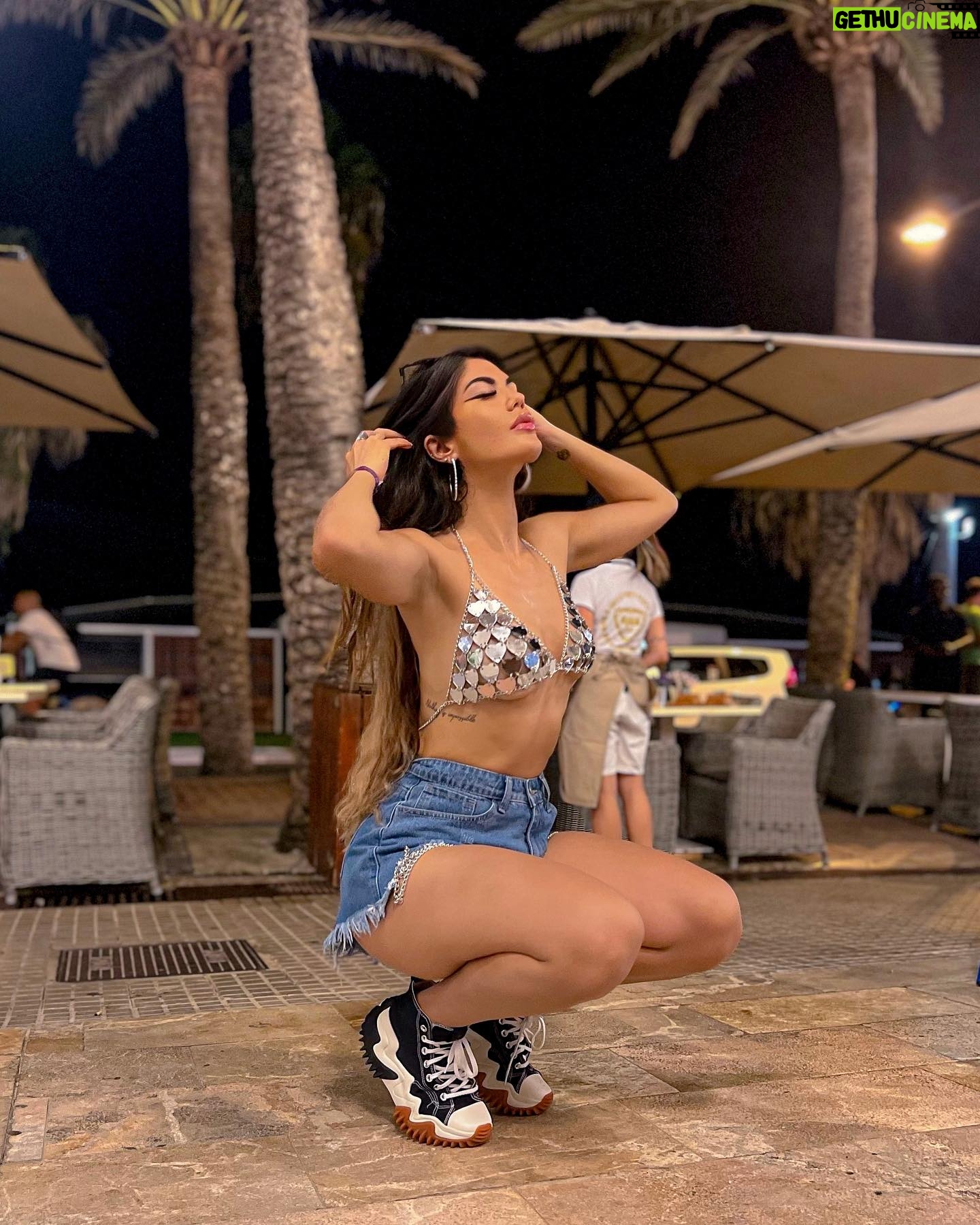 Lauren Cruz Instagram - Termine cette mélodie : elle a les cheveux dorés et la peau bien bronzée … 🎶🎵