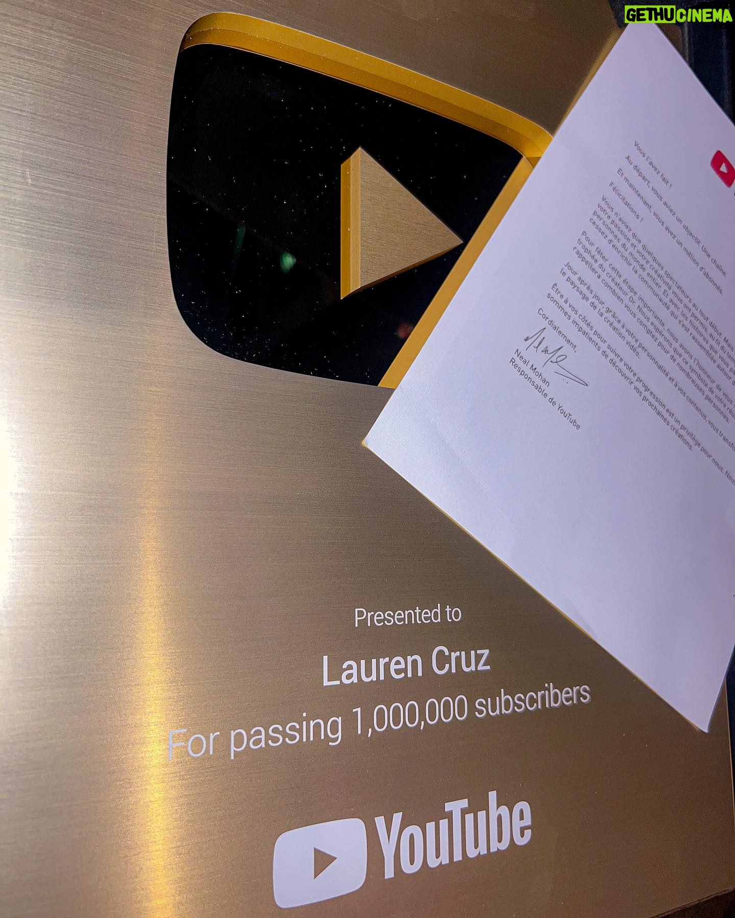 Lauren Cruz - 15.8K Likes - Je suis tellement heureuse, j’ai reçu mon trophée des 1 Million sur YouTube. Depuis cet été je l’attendais, je suis contente de vous partager ça les besties. J’arrive pas à y croire, quand j’ai commencé ma chaîne jamais j’avais pensé un jour avoir autant de personnes. C’est incroyable ! merci de tout mon coeur aux personnes qui me suivent depuis mes débuts et aux nouvelles ! En route vers les 2M ! ❤️❤️ love