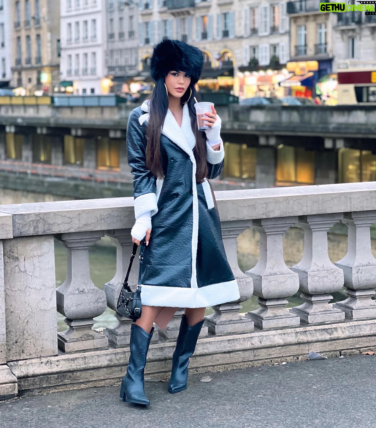 Lauren Cruz Instagram - J’ai chaud mais mon copain m’a dit de me couvrir et d’arrêter avec mes tenues d’été en hivers 🤣😭