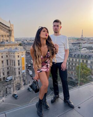 Lauren Cruz Instagram - En mode parisienne qui tape la pose🤣 photo retouchée