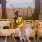 Lauren Cruz Instagram - J’suis poséeeeeeeee avec mon maillot de bain de chez @ilannfive_tarbes 💛