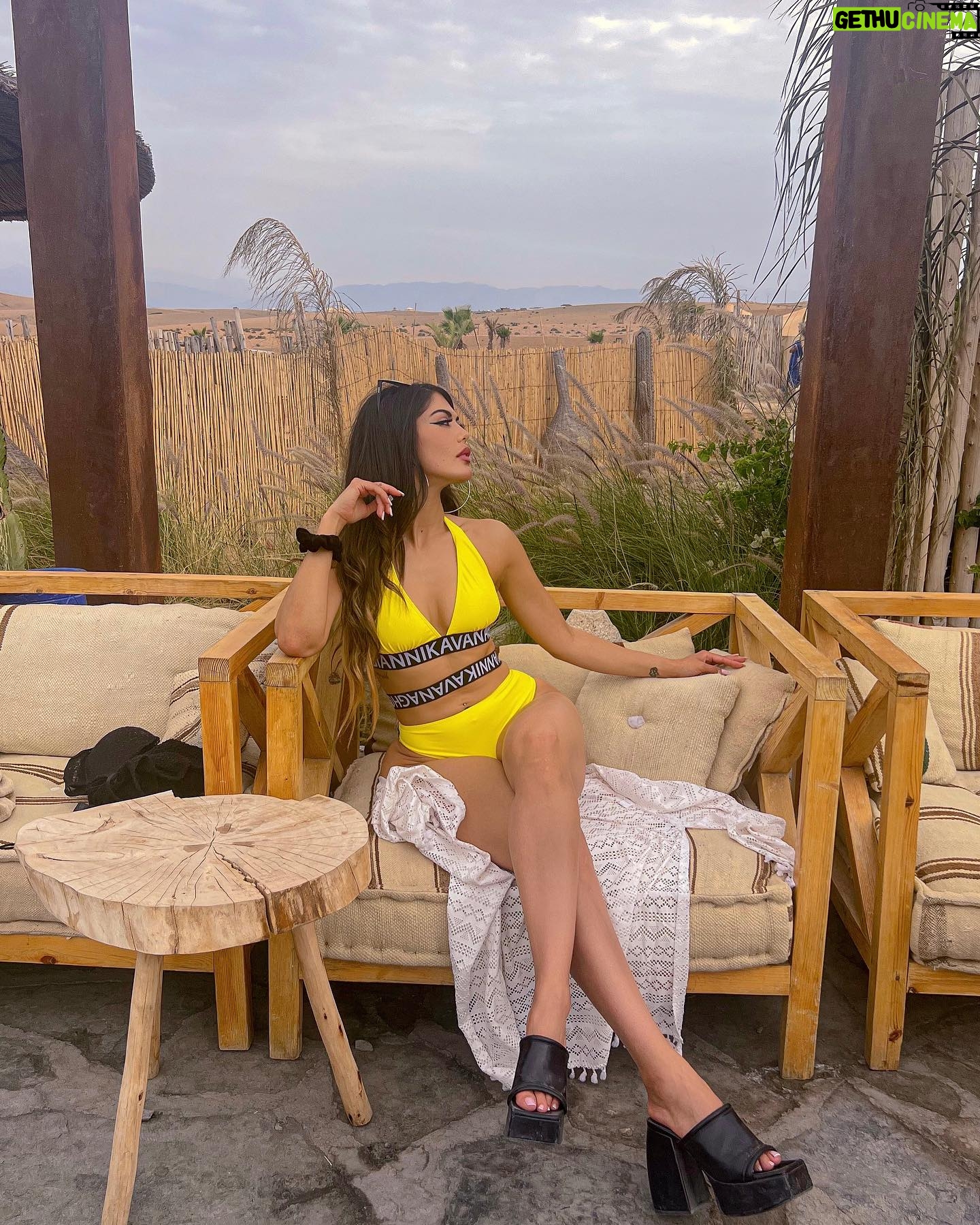 Lauren Cruz Instagram - J’suis poséeeeeeeee avec mon maillot de bain de chez @ilannfive_tarbes 💛