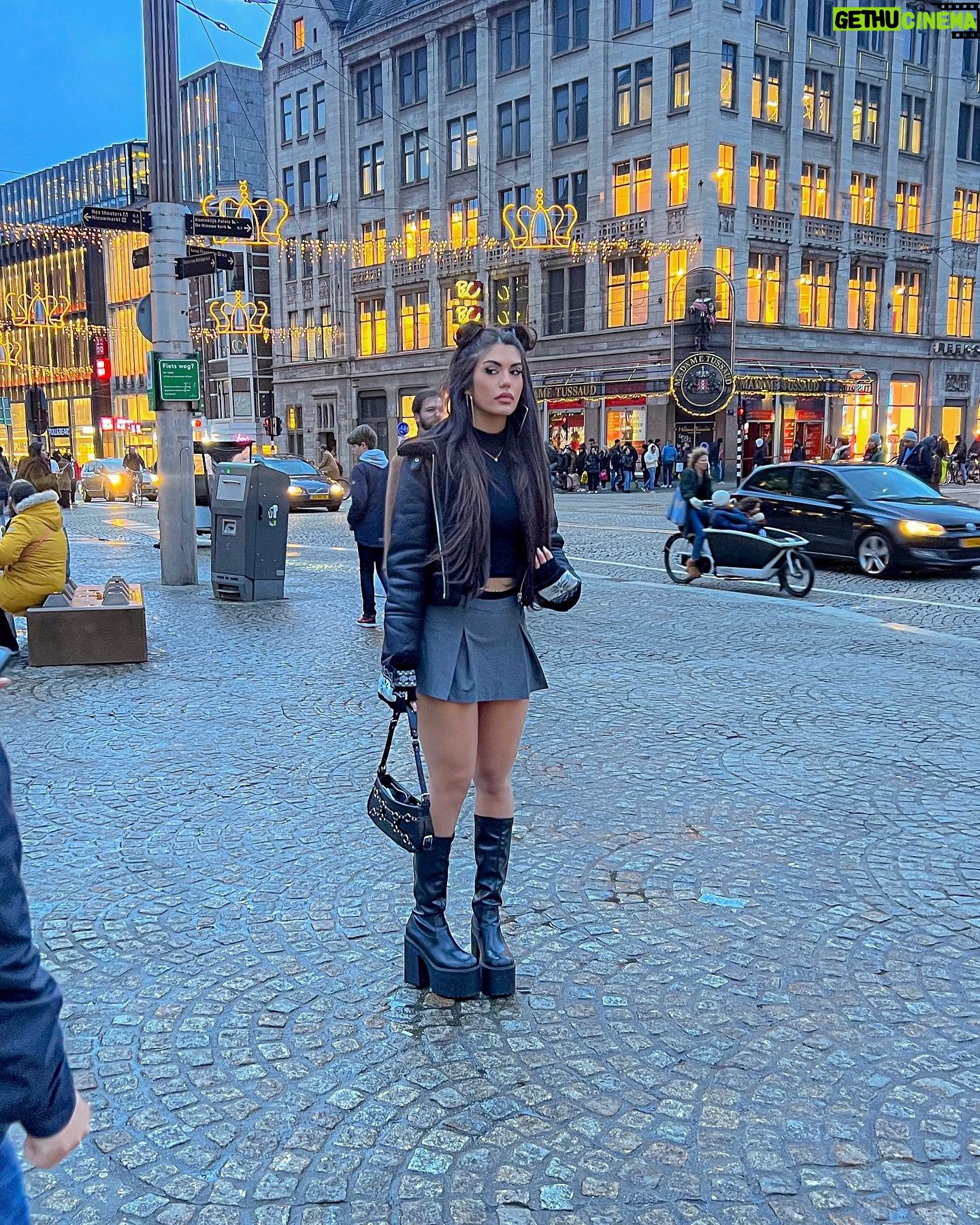 Lauren Cruz Instagram - La dernière photo mérite une légende mais j’ai pas d’inspiration quand je suis malade 😭 si qlq a une bonne légende sur la tête que je tire , je la mettrai ! 🤣🫶🏼