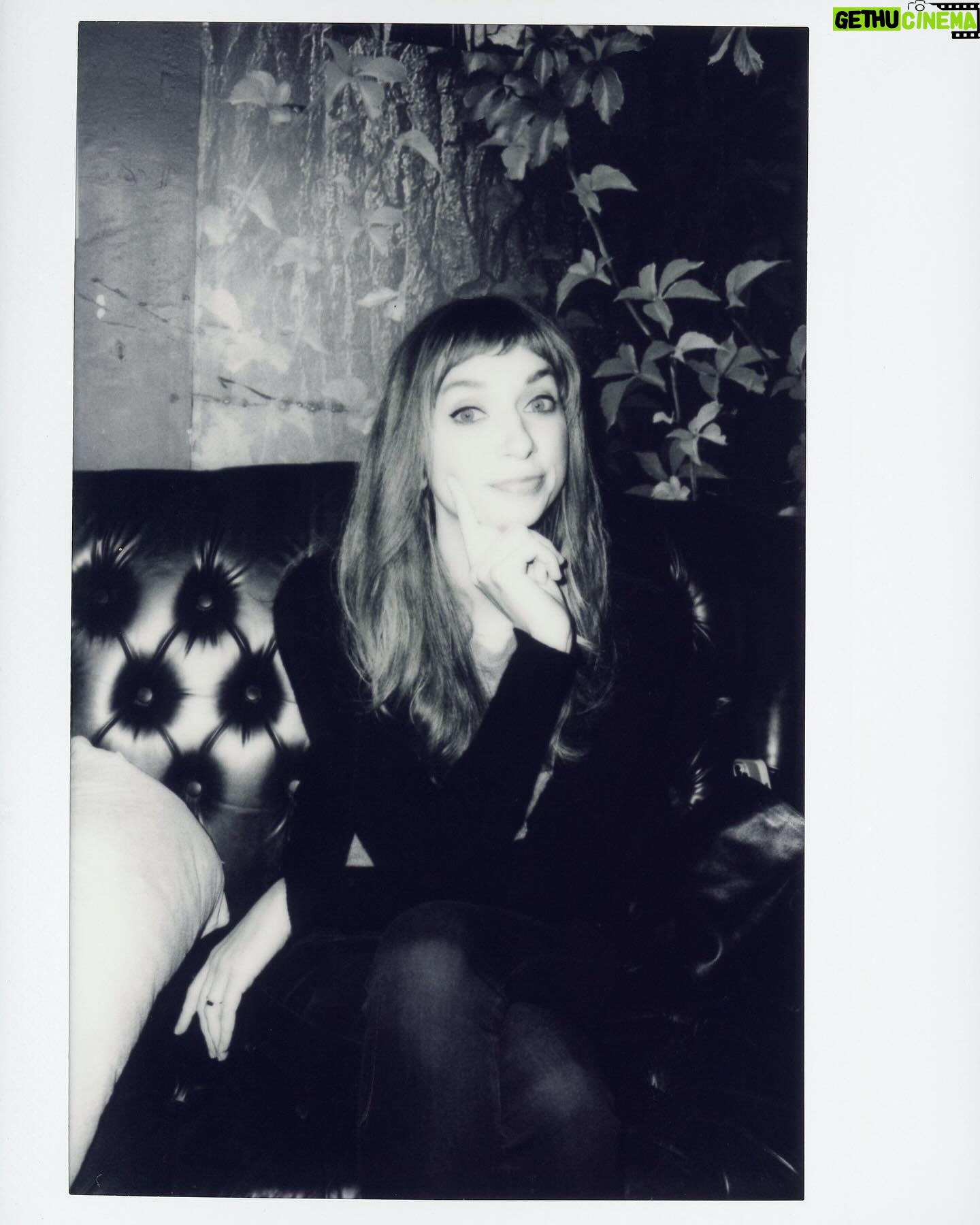 Lauren Lapkus Instagram - Backstage Polaroids with 📸 @justoffthesix