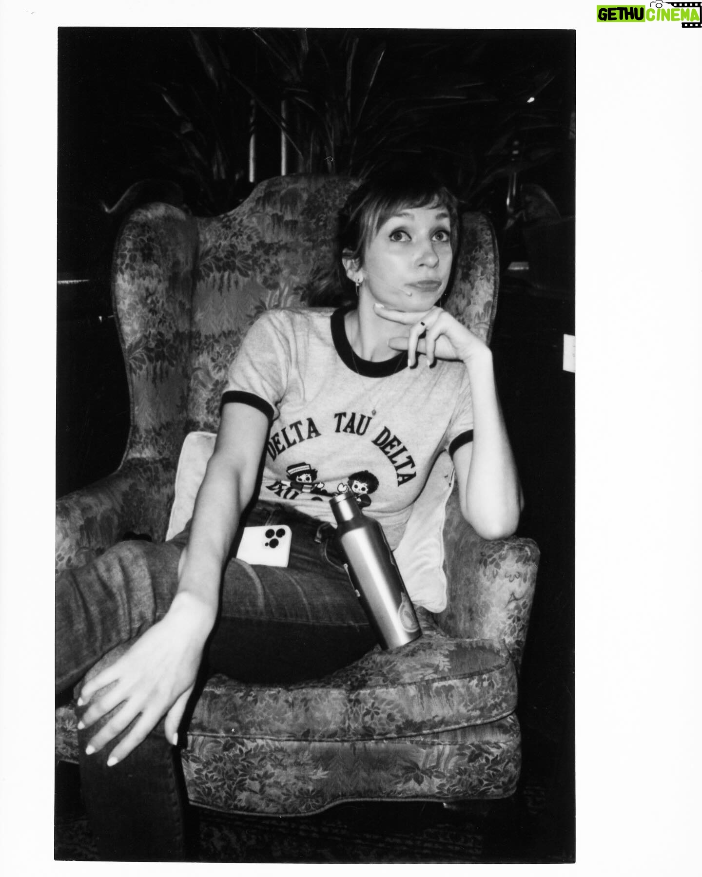 Lauren Lapkus Instagram - Backstage Polaroids with 📸 @justoffthesix