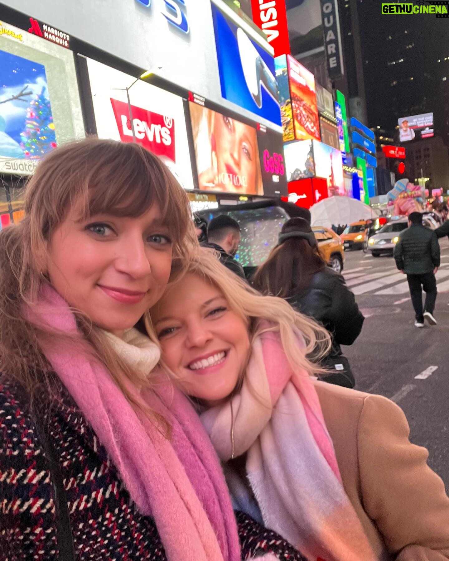 Lauren Lapkus Instagram - 🎄whirlwind wheekend🎄