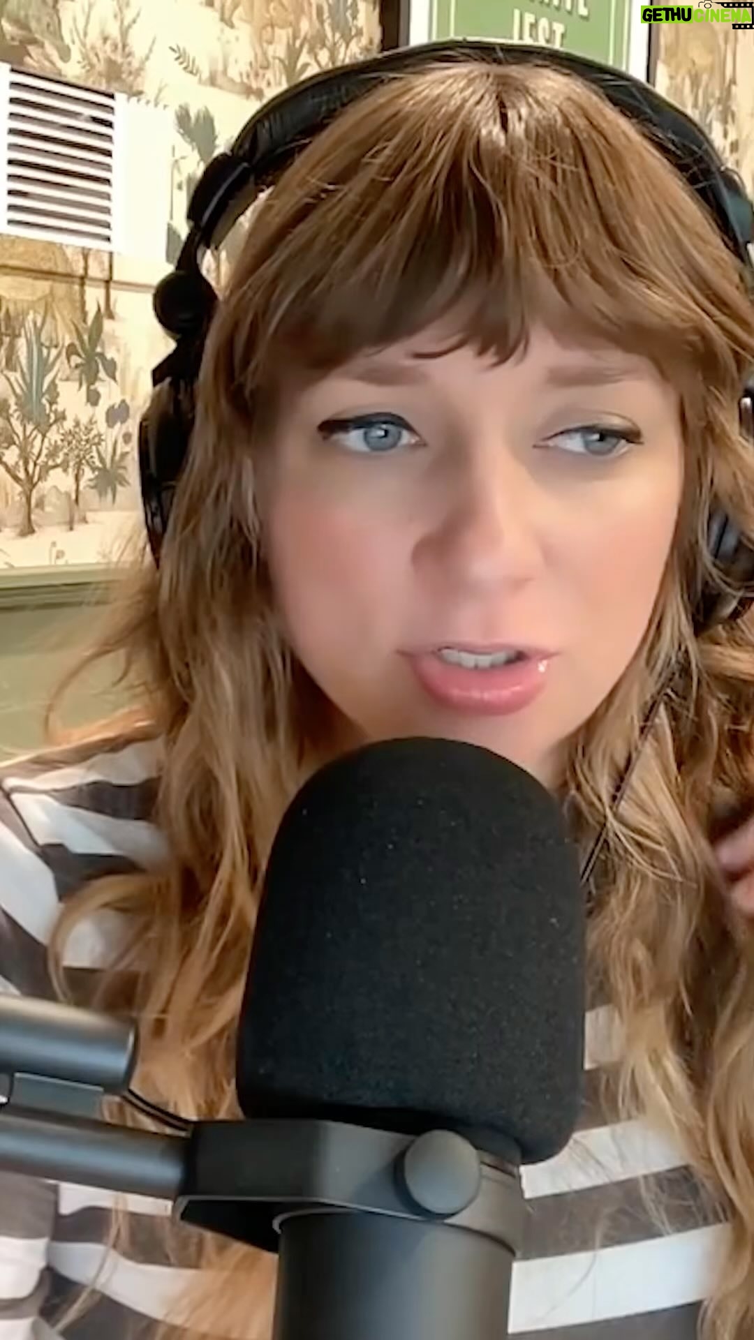 Lauren Lapkus Instagram - A new episode of Newcomers is available now! We talk The Aviator with @theamynicholson 💜💜