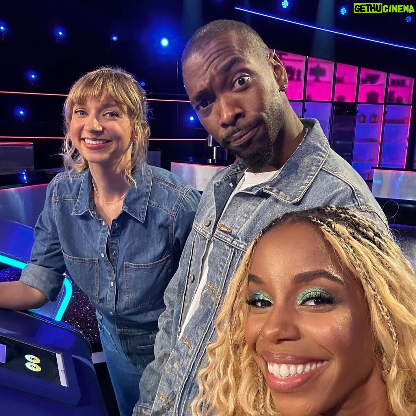 Lauren Lapkus Instagram - 🍰🛼Absolutely loved being a guest judge on the new season of IS IT CAKE? with the hilarious @jaypharoah & @thelondonhughes!! Watch now on Netflix!!