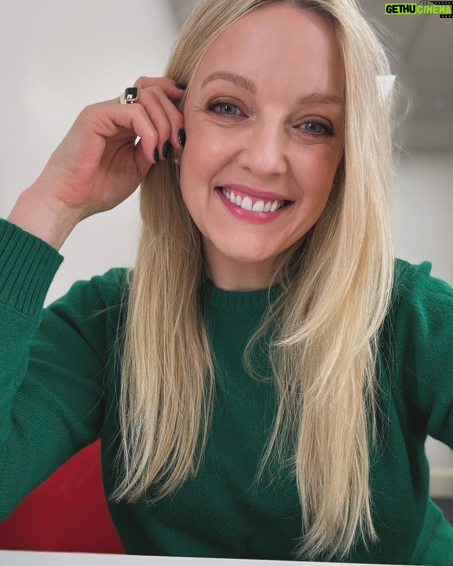 Lauren Laverne Instagram - Morning! This is your weekly #Cloudbusting call to action. We’d love to play an uplifting tune (of any genre you like) for you on @bbc6music breakfast from tomorrow. Leave your suggestions here and I’ll get on it for you asap. Ta v much and happy #Sunday! 🙌🏻