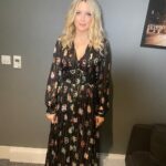 Lauren Laverne Instagram - #BTS at the London Palladium last night for #desertislanddiscs Live! It was so much fun talking to our brilliant castaways (@thedaraobriain, @sissaylemn and Zadie Smith) about DID and the twists and turns life has taken since! Last show tonight with @russelltdavies63, @melaniecmusic and @elliesimmonds - I can’t wait! All the info is in the link in my bio if you want to come along. Thank you @lizbeckettmua and @nisha_stylist for getting me stage ready! 🙌🏻 (playing out last night’s audience fave from Dara’s list. Worra banger!)