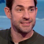 Lauren Laverne Instagram - After a cooking fail, @johnkrasinski tells us his wife, British actress Emily Blunt, handles the Sunday roasts in their house 😅 #TheOneShow #iPlayer
