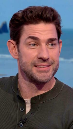 Lauren Laverne Instagram - After a cooking fail, @johnkrasinski tells us his wife, British actress Emily Blunt, handles the Sunday roasts in their house 😅

#TheOneShow #iPlayer