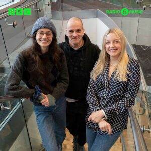 Lauren Laverne Instagram - Award-winning actors Jonny Lee Miller & Tanya Reynolds joined Lauren in the studio to talk about their new darkly comic play, A Mirror 🪞 

Listen now on @bbcsounds by tapping the link in our bio ⬆️