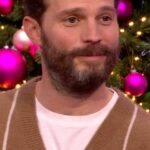Lauren Laverne Instagram - We need to see this calendar 😂 @jamiedornan remembers Eddie Redmayne putting one together with photos of them and their actor friends when they lived in LA 🗓️ Jamie returns in #TheTourist series two on #iPlayer from Jan 1 👀 #TheOneShow