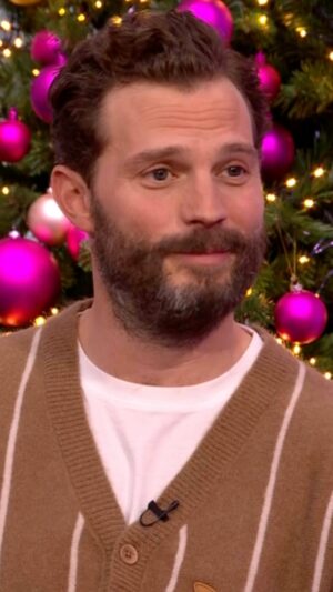 Lauren Laverne Instagram - We need to see this calendar 😂

@jamiedornan remembers Eddie Redmayne putting one together with photos of them and their actor friends when they lived in LA 🗓️
 
Jamie returns in #TheTourist series two on #iPlayer from Jan 1 👀

#TheOneShow