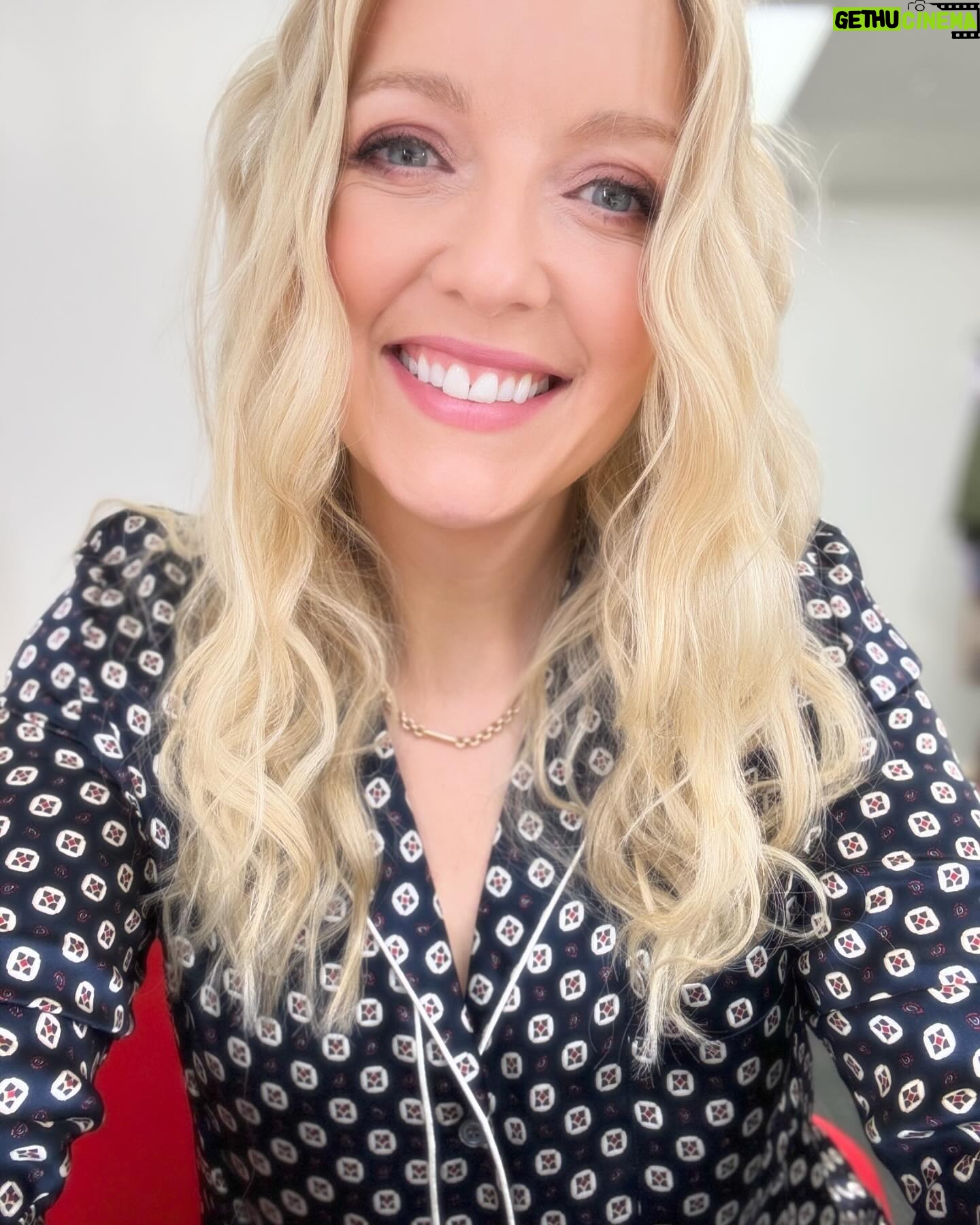 Lauren Laverne Instagram - Happy #Sunday! Pulling together this weekβs #cloudbusting tracks for our @bbc6music breakfast shows. All genres welcome, music that makes you feel alive - even on a Monday morning. This belter from Lulu - who I got to interview this week (πππ) does it for me. WBU? Leave your request below and Iβll see you for a kitchen/commute/desk disco in the morning ππ»