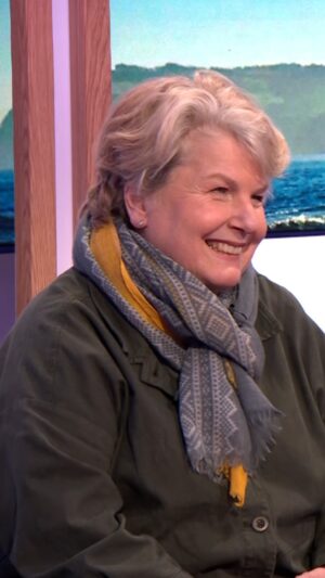 Lauren Laverne Instagram - 🤯 they’re banned?! 🤯

We had no idea #SandiToksvig and @laurenlaverne had this in common in relation to Saudi Arabia 👀

#TheOneShow #iPlayer #QI
