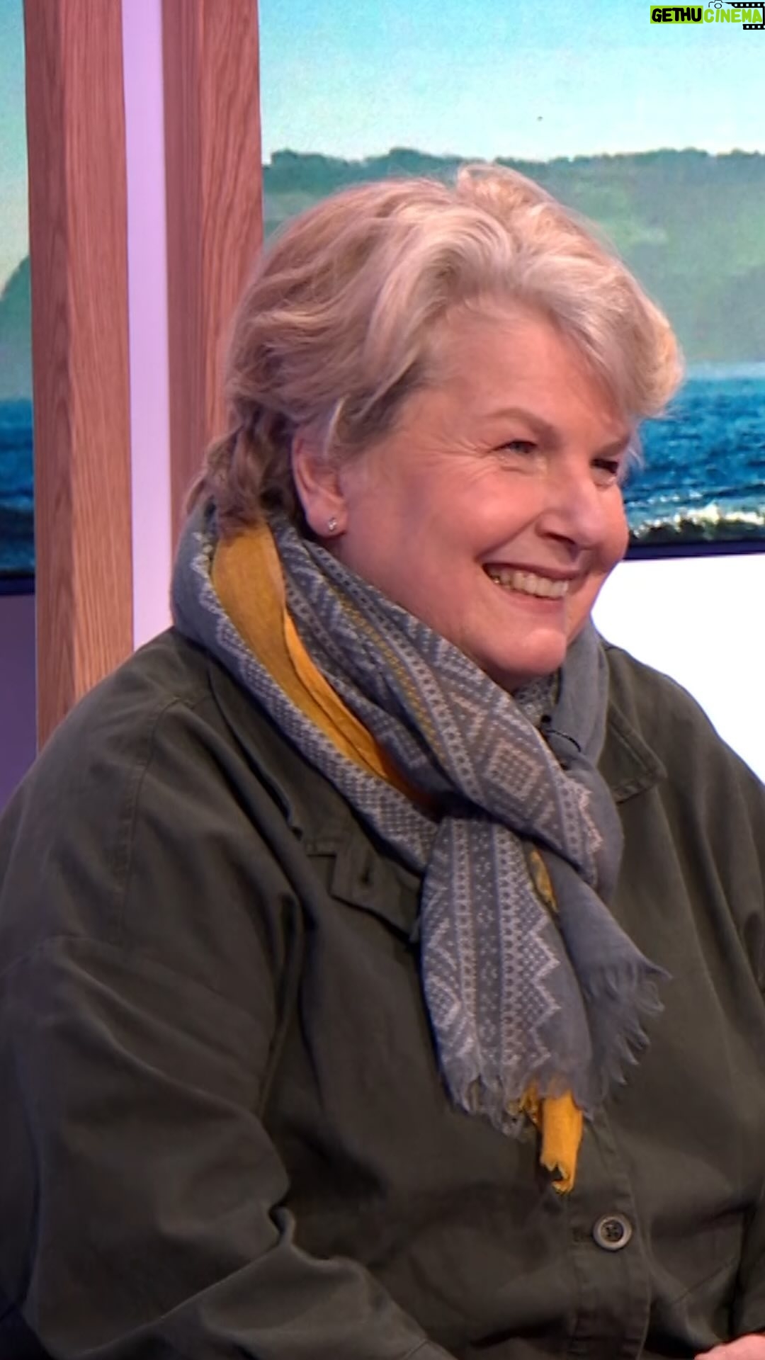 Lauren Laverne - 5.4K Likes - 🤯 they’re banned?! 🤯
We had no idea #SandiToksvig and @laurenlaverne had this in common in relation to Saudi Arabia 👀
#TheOneShow #iPlayer #QI