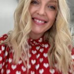 Lauren Laverne Instagram - Morning! Hope you’re enjoying the sunshine and the weekend… this is your early call for tomorrow mornings #cloudbusting requests! I’ll be back on @bbc6music breakfast, and I think we might need the blue sky tunes by then! Let me know what you want to hear to bring a bit of Saturday night into Monday morning 🙌🏻