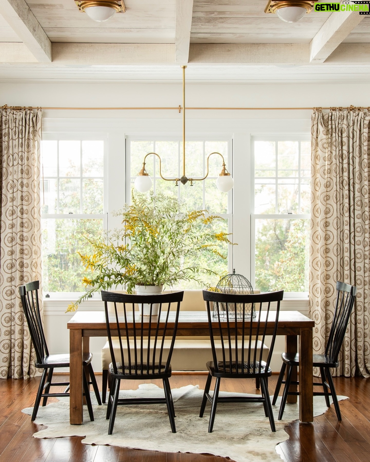 Lauren Liess Instagram - The new kitchen addition to a turn of the century four square project in DC. We absolutely love making new spaces seamlessly connect with old ones 🌿 design by us @laurenliessandco renovation by @carrmichaelconstruction Photo by @helennorman for my book FEELS LIKE HOME