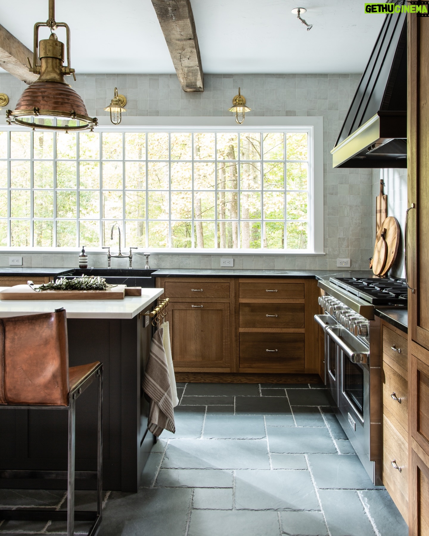 Lauren Liess Instagram - Shadows and light oak with mixed metals and stones 🌿 { also the kitchen belonging to yesterday’s bathroom }🌿design by @laurenliessandco | renovation by @carrmichaelconstruction | photo by helennorman for my book #feelslikehome