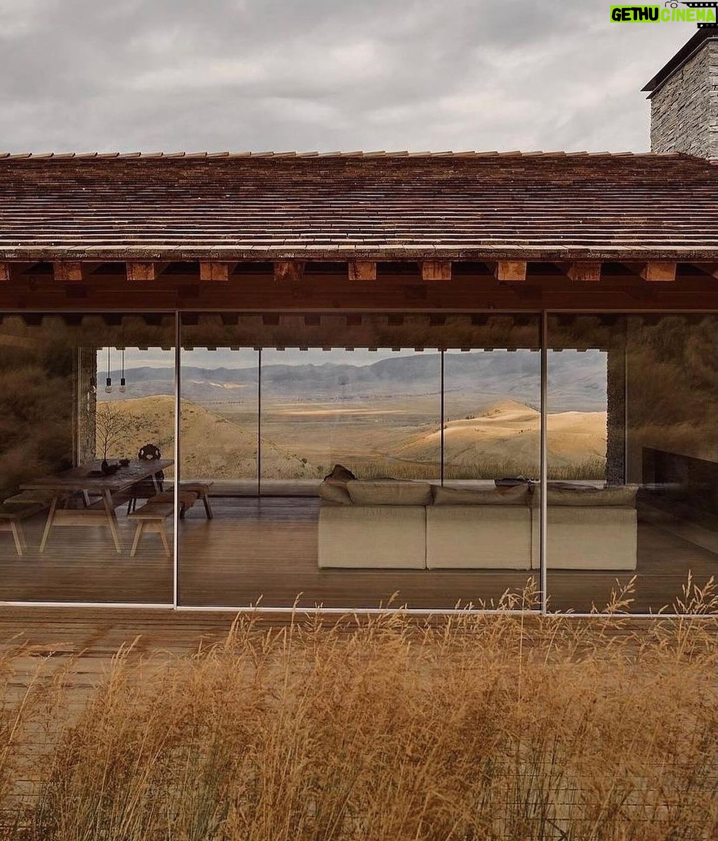 Lauren Liess Instagram - See-through dream by @mcleanquinlan architects| photo by @trevortondro for @ad_magazine 🫶 we took walls down at the Meadow house to be able to see through from the front door to the back and the house just breathes differently now.