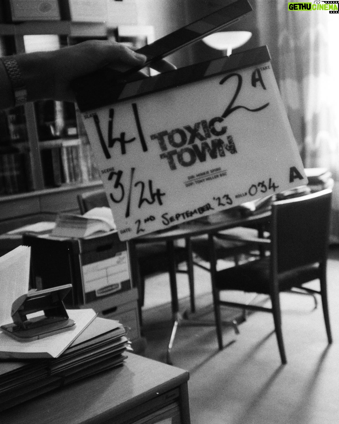Lauren Lyle Instagram - @deadline @netflixuk #toxictown it’s a lovely gang 🧪