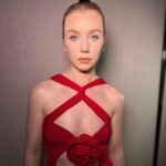 Lauren Lyle Instagram - BAFTA @vanityfair X rising star in @magdabutrym @bafta @hollyevawhite @patch_studio__ @mariaasadimakeup @jimmychoo @vanityfairlondon #eerisingstar