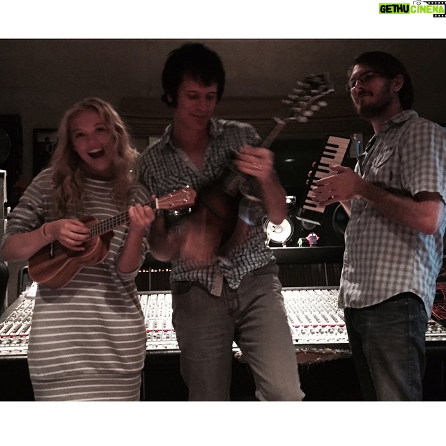 Lauren Taylor Instagram - the band is back. and weird as ever. follow him :) @warrenhuart