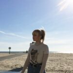 Lauren Taylor Instagram – who wears a turtleneck to the beach